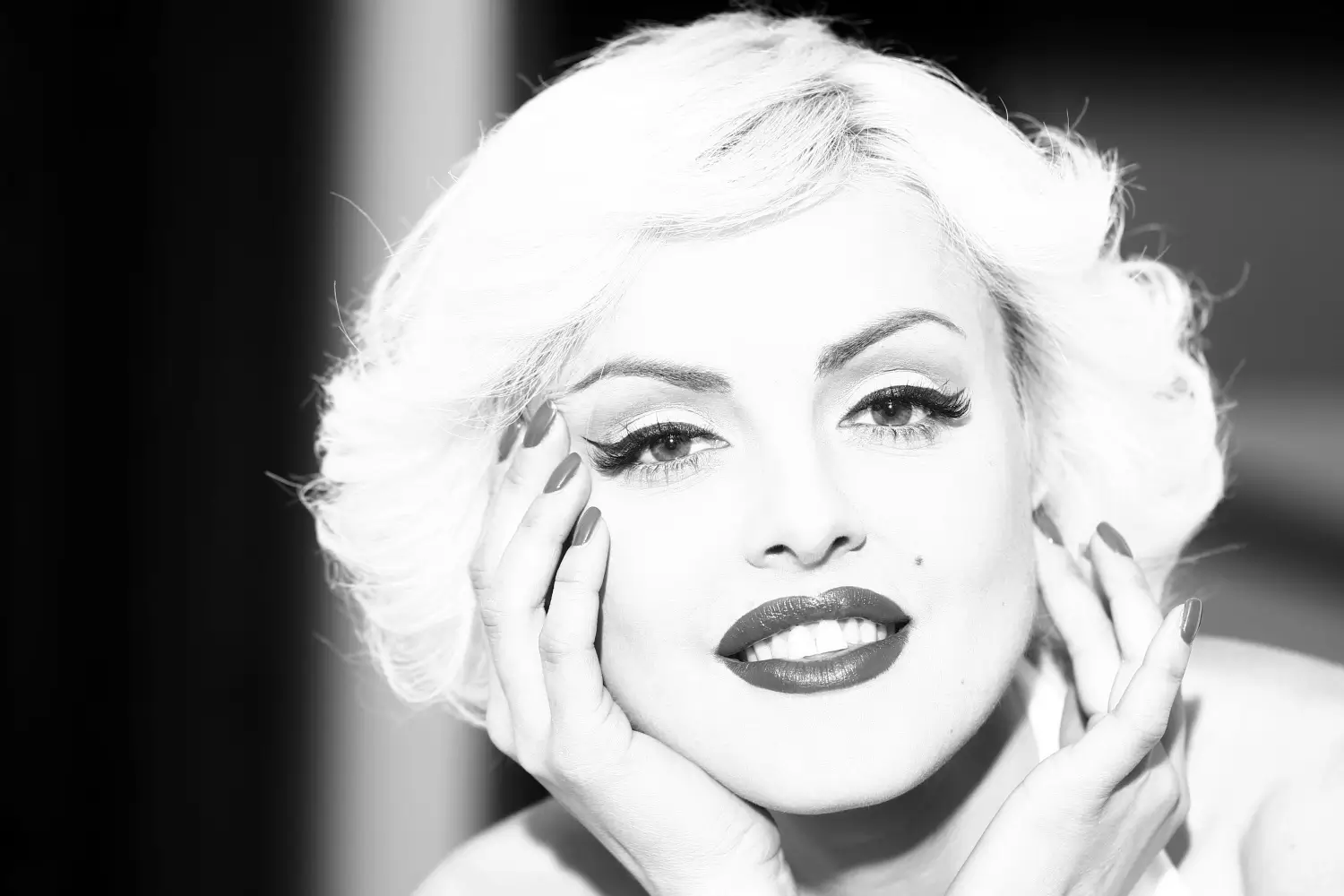 Portrét Marilyn Monroe se světlými vlasy a svůdným úsměvem