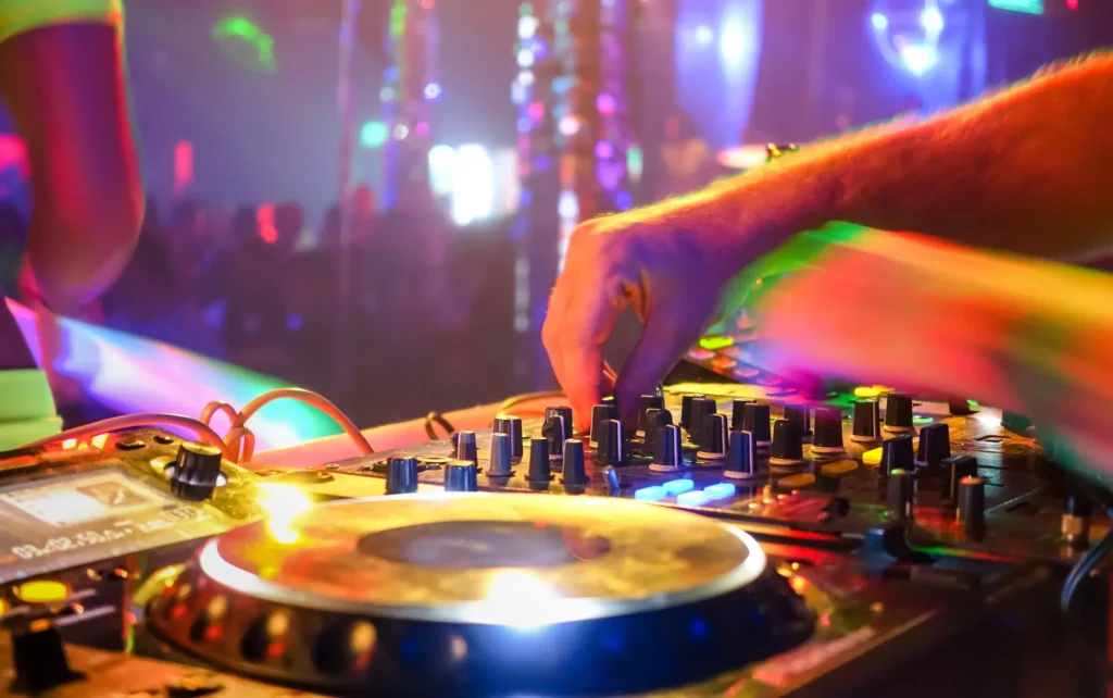 S discem se stal DJ králem večera. 