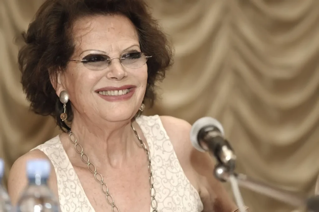 Claudia Cardinale u mikrofonu na tiskové konferenci