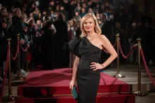Na galavečerech dokazuje, že zůstává ikonou českého filmu a elegance