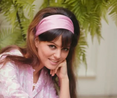 Mladá Claudia Cardinale v 60. letech na vrcholu slávy Usměvavá Claudia Cardinale s růžovou čelenkou a jemným líčením