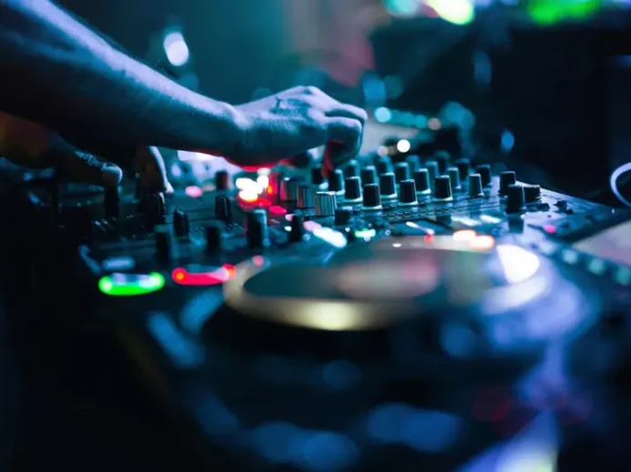 DJ set v klubu