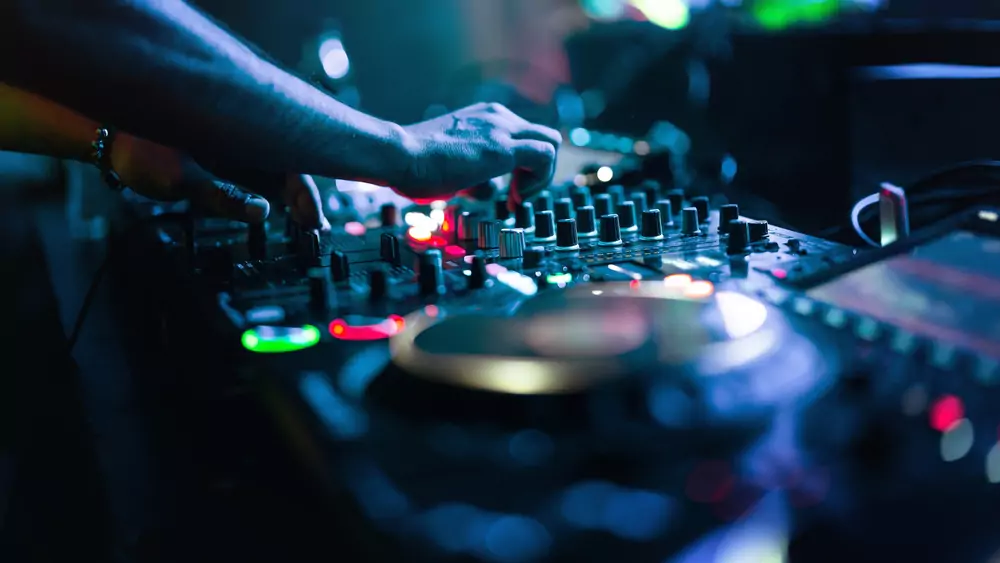 DJ set v klubu