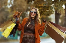 Žena podzimní outfit nákupy