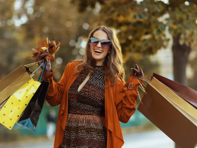 Žena podzimní outfit nákupy