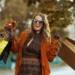 Žena podzimní outfit nákupy