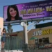 Rebecca Black pózuje u bilboardu