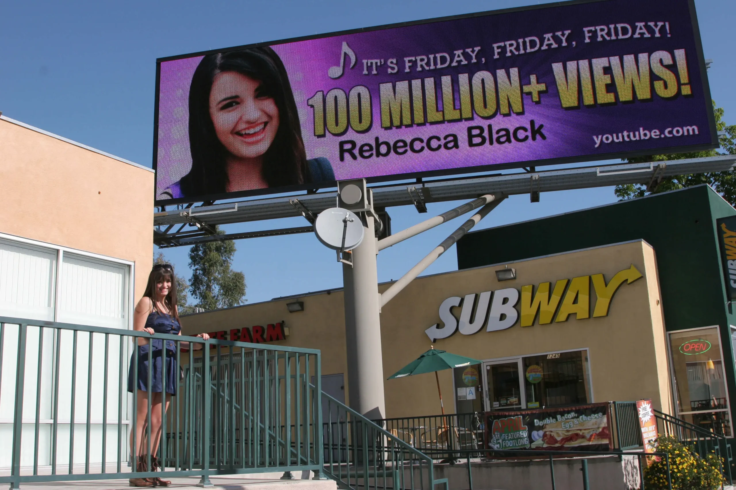 Rebecca Black pózuje u bilboardu