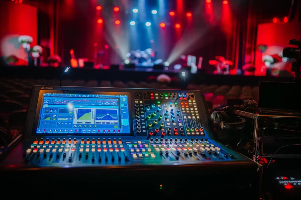 Pohled na stage od aparatury zvukaře