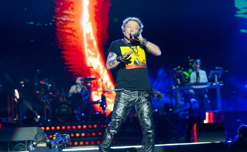 - VIPshow Zpěvák Axl Rose vystupuje na pódiu s mikrofonem