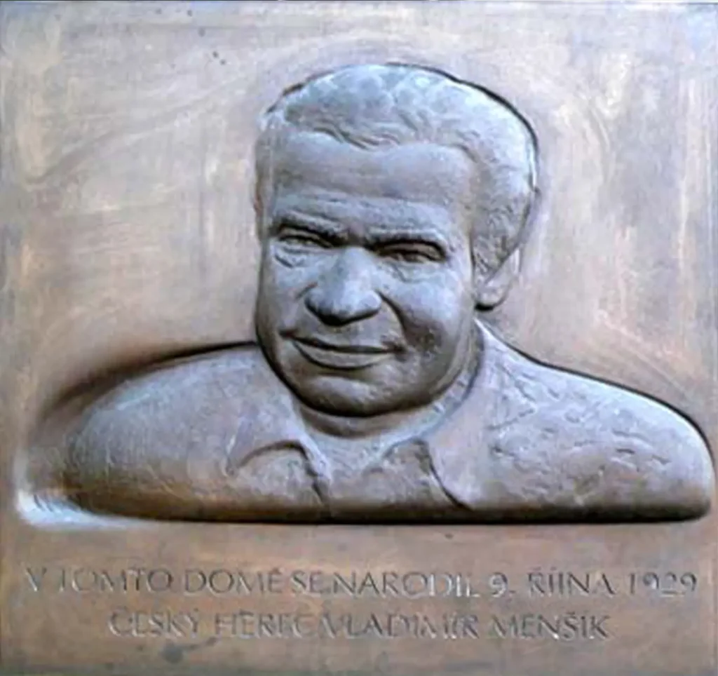 Reliéfní pamětní deska s portrétem Vladimíra Menšíka a nápisem připomínajícím jeho rodný dům v Ivančicích