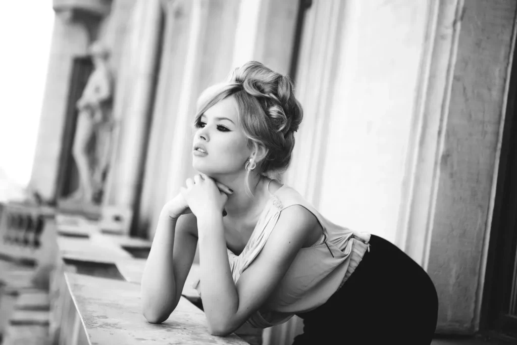 Mladá Brigitte Bardot v černobílém portrétu