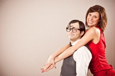 Vztah krásné ženy a nepříliš atraktivního muže bývá běžný.