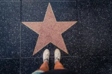 Pohled shora na růžovou hvězdu na Chodníku slávy v Hollywoodu