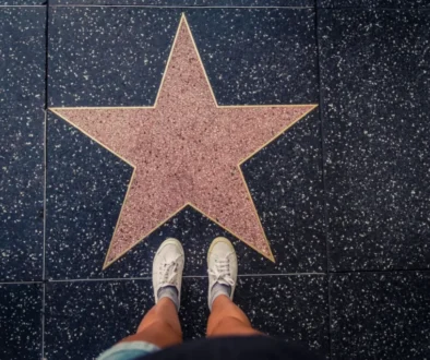 Sláva, která se zapisuje do chodníku i do paměti Pohled shora na růžovou hvězdu na Chodníku slávy v Hollywoodu