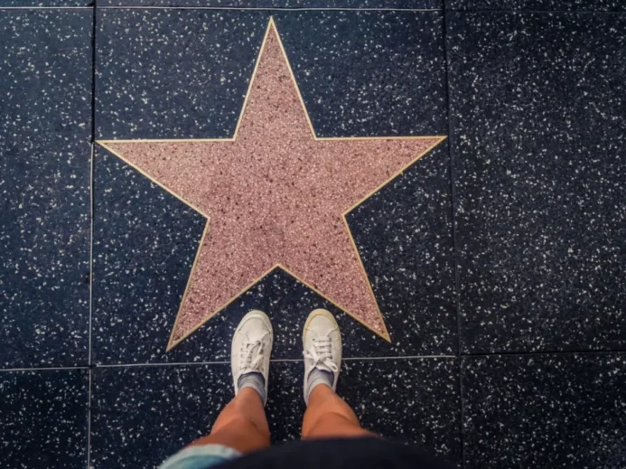 Pohled shora na růžovou hvězdu na Chodníku slávy v Hollywoodu