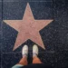 Pohled shora na růžovou hvězdu na Chodníku slávy v Hollywoodu