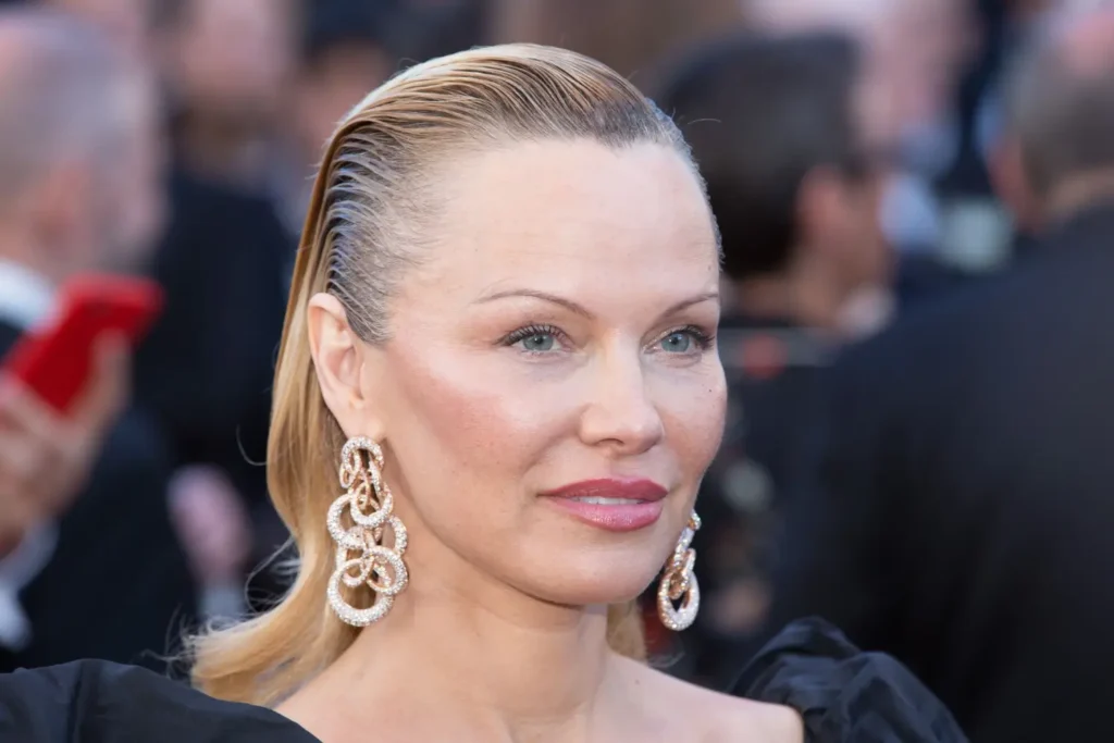 - VIPshow Detailní záběr na Pamelu Anderson během slavnostní akce