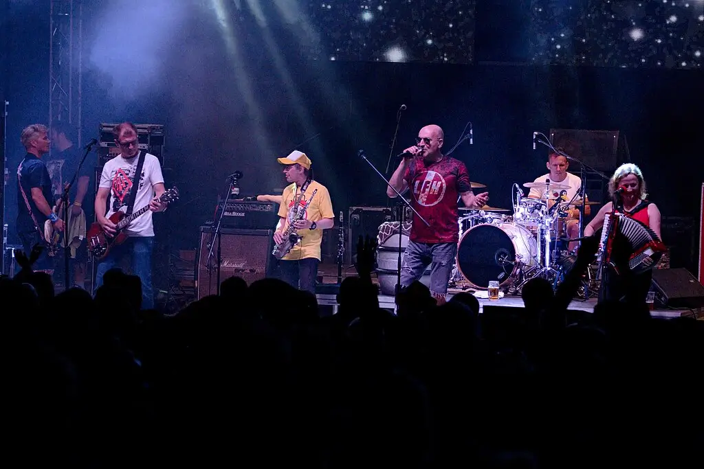 Česká rocková Tři sestry kapela při živém koncertě