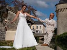 Herec Anthony Laborde a jeho manželka Gaëlle Dassy se usmívají při svatebním focení