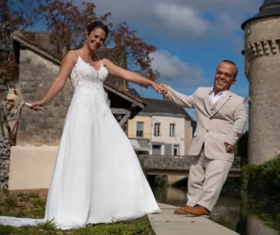 Herec Anthony Laborde a jeho manželka Gaëlle Dassy se usmívají při svatebním focení