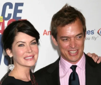 Z božské krásky zbyl jen žalostný stín. Lara Flynn Boyle s kolegou pozuje fotografům