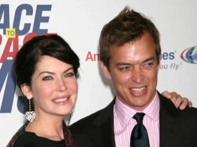 Lara Flynn Boyle s kolegou pozuje fotografům