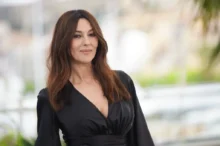 Monica Belluci 2025 v černých šatech