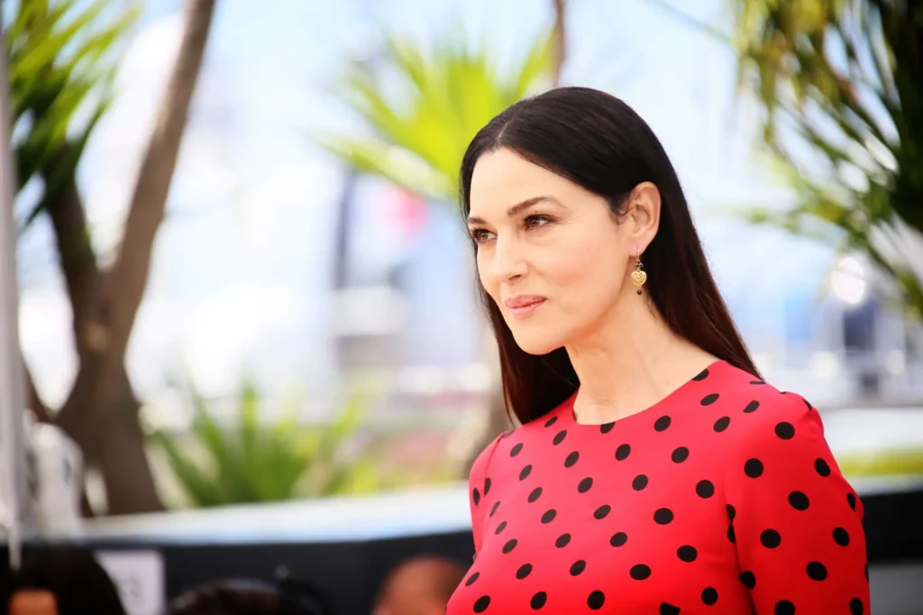 Monica Bellucci v roce 2014 na filmovém festivalu v Cannes v červených šatech s puntíky