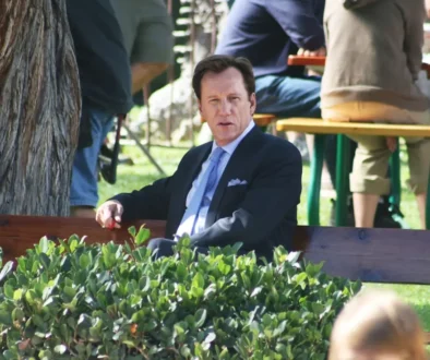 James Woods patří mezi hollywoodské herce, o nichž se říká, že mají mimořádně vysoké IQ Americký herec James Woods sedí na lavičce v parku v tmavém obleku