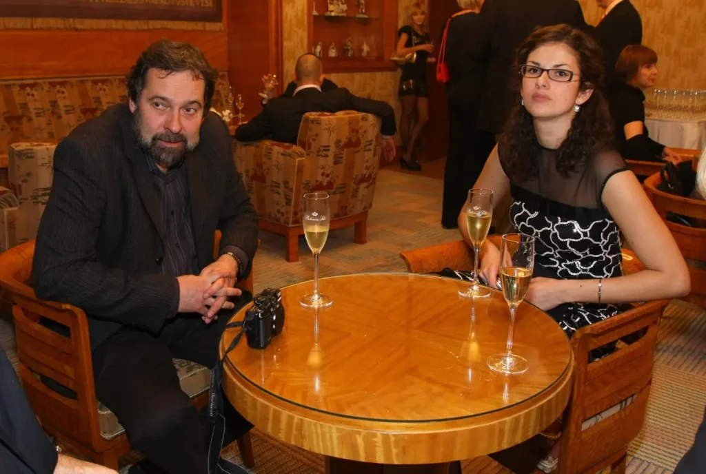 - VIPshow Radek John sedí u stolu se svou dcerou Barborou Johnovou při slavnostním večeru