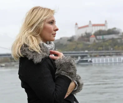 Tvář, která zmizela z filmového plátna, ale zůstala v paměti Adriana Tarábková stojící u Dunaje s pohledem na Bratislavský hrad
