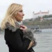 Adriana Tarábková stojící u Dunaje s pohledem na Bratislavský hrad