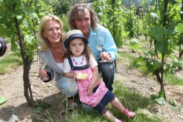 Malá Lara Matonoha s rodiči.