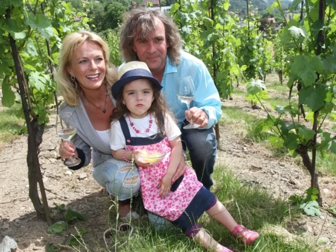 Malá Lara Matonoha s rodiči. Malá Lara Matonoha s rodiči.