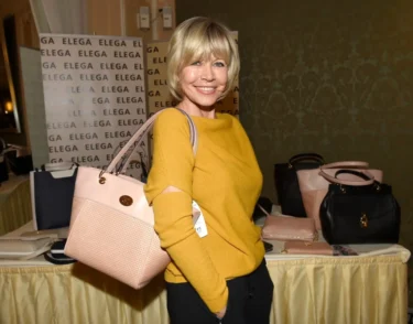 Jana Švandová v hořčicovém svetru s úsměvem při společenské akci