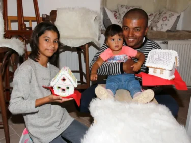 Rey s mladšími dcerami v roce 2016.