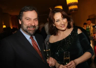 Herečka Zlata Adamovská a novinář Radek John během jednoho z veřejných večerů