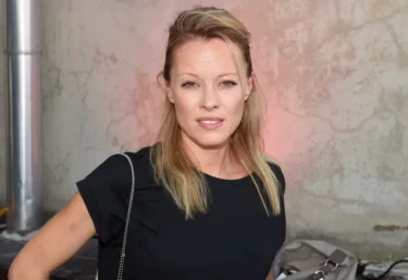 Herečka Linda Rybová v černém tričku při společenské akci