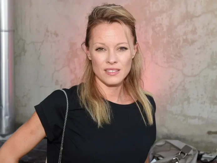 Herečka Linda Rybová v černém tričku při společenské akci
