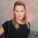 Herečka Linda Rybová v černém tričku při společenské akci