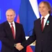 Český písničkář Jaromír Nohavica si v roce 2018 v Moskvě podává ruku s prezidentem Ruské federace během slavnostního předání Puškinovy medaile v Kremlu
