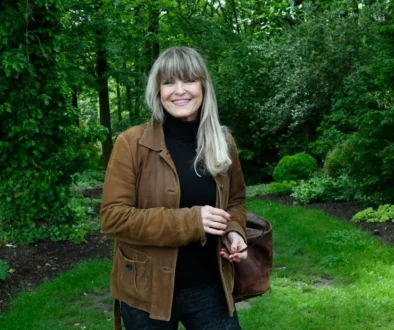 Chantal Poullain miluje přírodu, stejně jako svůj domov, v kuchyni má ráda věci s duší a příběhem Herečka Chantal Poullain stojí v přírodě v hnědé bundě
