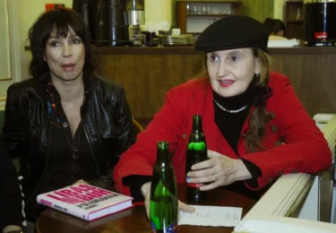 Eva Holubová v baretu