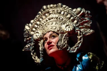 Herečka Týna Průchová v bohatě zdobené zlaté koruně na divadelní scéně