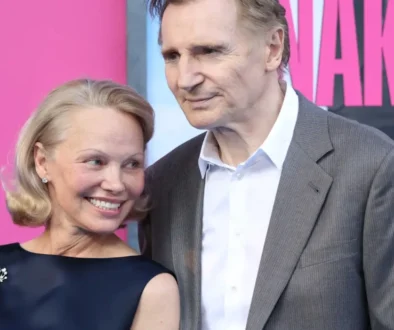 Pamela Anderson a Liam Neeson se na premiéře objevili bok po boku a působili uvolněně a šťastně Pamela Anderson se usmívá na Liama Neesona během jejich společného vystoupení