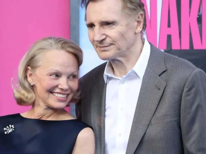 Pamela Anderson se usmívá na Liama Neesona během jejich společného vystoupení