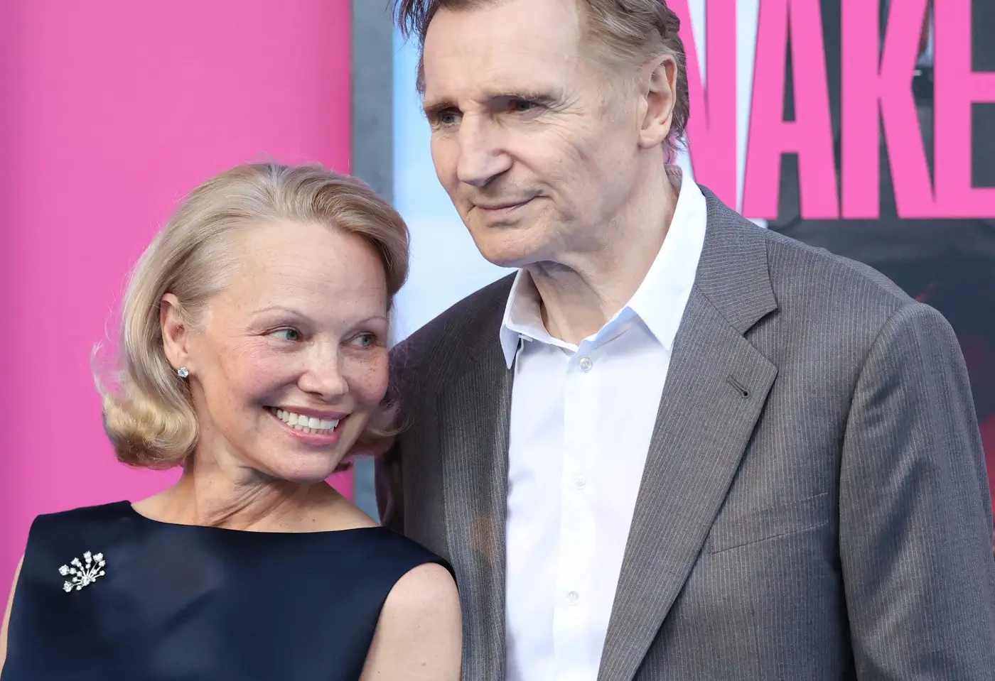 Pamela Anderson se usmívá na Liama Neesona během jejich společného vystoupení