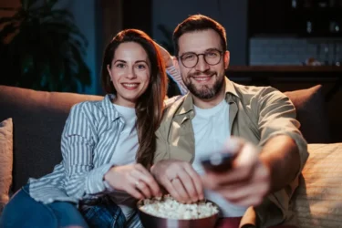 Manželský pár sledující televizi