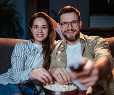 Dáte dnes přednost kultovní komedii nebo napínavému thrilleru? Manželský pár sledující televizi